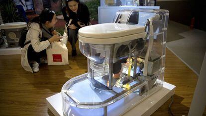 Um dos modelos de vaso sanitário apresentados na feita de Pequim.