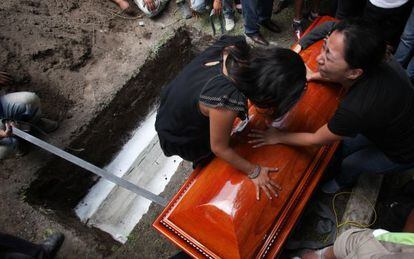 Familiares do jornalista Rubén Espinosa, durante seu enterro.