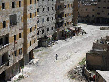 Sobrevivente de um ataque qu&iacute;mico, de 2013, caminha na regi&atilde;o de Damasco