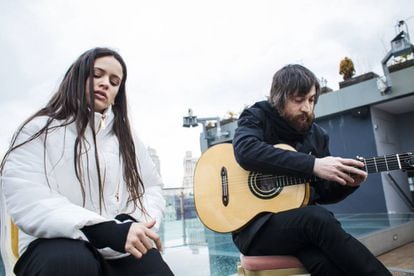 Rosalía e Raül Refree posam num hotel no centro de Madri, onde apresentaram seu disco de flamenco