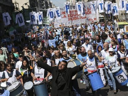 Os sindicatos docentes marcham por Buenos Aires.