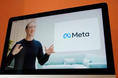 Zuckerberg, com a nova logo da Meta ao fundo.