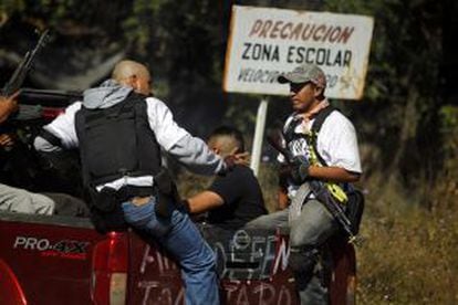Milicianos de autodefesa detêm um homem por colaborar com narcotraficantes. / Jorge Dan López (Reuters)