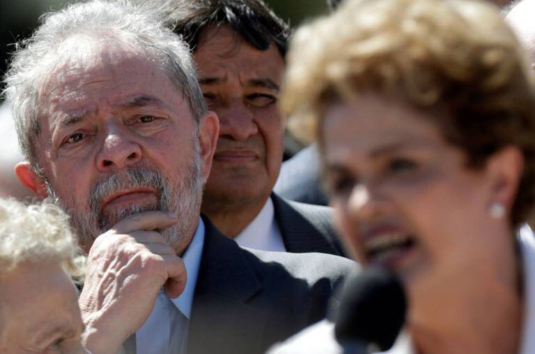 Lula ouve o discurso de Dilma Rousseff, após a presidenta ser afastada do Governo no dia 12 de maio.
