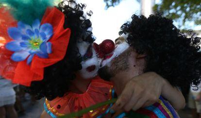 Casal se beija no bloco Cord&atilde;o do Boitat&aacute;, semana passada no Rio de Janeiro