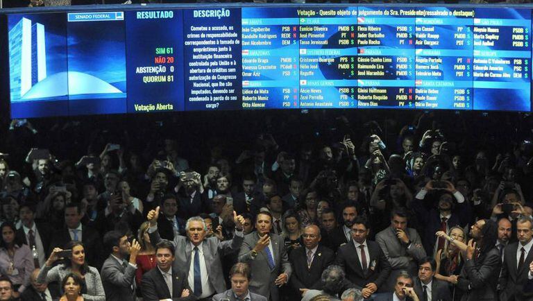 Senadores a favor do impeachment comemoram.