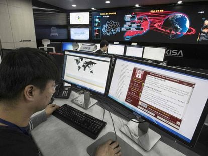 Um funcionário do Centro de Segurança em Internet da Coreia do Sul realiza um rastreamento do vírus.