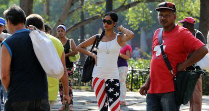 Jovem usando uma calça com a bandeira dos Estados Unidos, na quarta-feira em Havana.