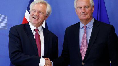 David, negociador britânico (direita), e Barnier, seu colega da UE.