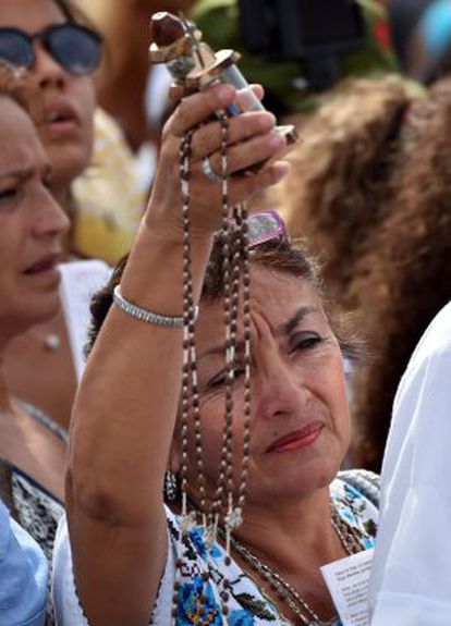 Os cubanos assistem à missa do papa Francisco.