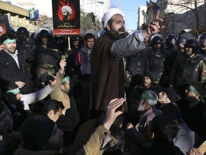 Um clérigo dirige-se a manifestantes que protestam pela execução de al Nimr.