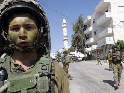 Soldados israelenses fazem buscas na cidade de Tapuah, perto de Hebron.