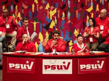Maduro, no centro, no congresso do PSUV, neste domingo