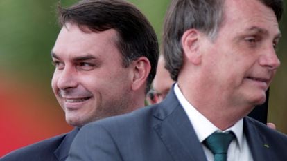 Flávio e Jair Bolsonaro em dezembro do ano passado.