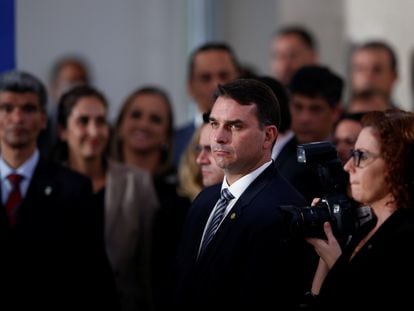 O senador Flávio Bolsonaro, filho do presidente Jair Bolsonaro, acompanha pronunciamento do pai.