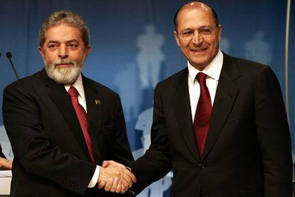 Lula e Alckmin se cumprimentam antes de debate em 2006, quando disputaram a presidência. 