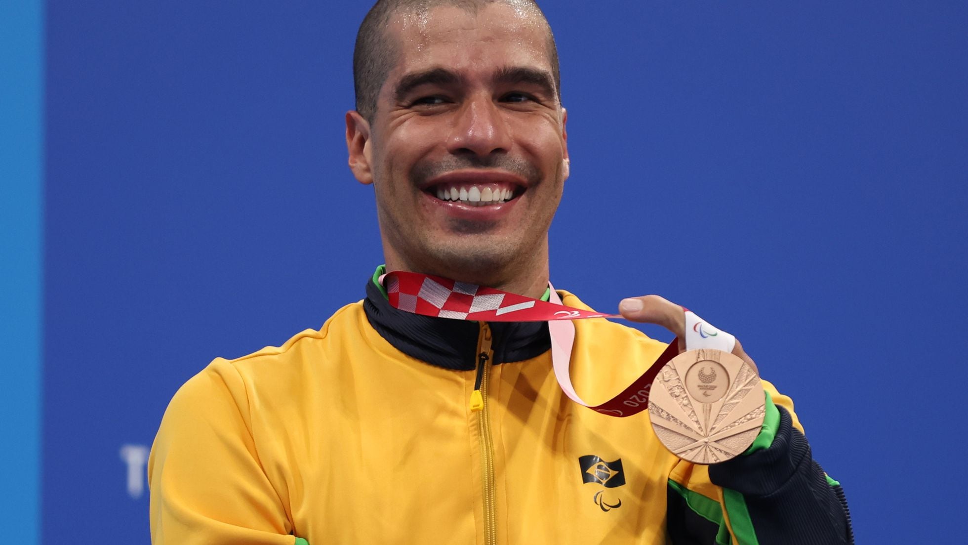 Qual o nadador brasileiro que ganhou a única medalha de ouro olímpica da natação?