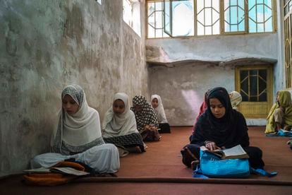 Meninas em uma madraça (escola corânica) em Kandahar, Afeganistão, em 27 de outubro.