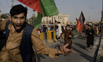 Um grupo de afegãos desafia o Talibã agitando bandeiras tricolores nacionais em uma manifestação em Cabul.