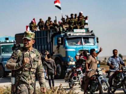 Forças governamentais sírias chegam nesta terça-feira a Tal Tamr, perto de Ras al Ain.