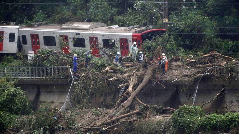 Trem descarrilado depois das intensas chuvas em Karatsu, no sudoeste do Japão