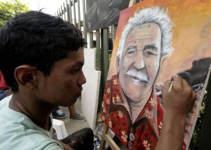 Um pintor retrata García Márquez em Aracataca.