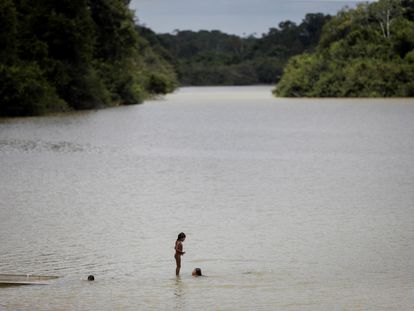 Crianças da etnia Xikrin tomam banho no rio Bacaja, em uma área de proteção ambiental na Amazônia, em outubro de 2019.