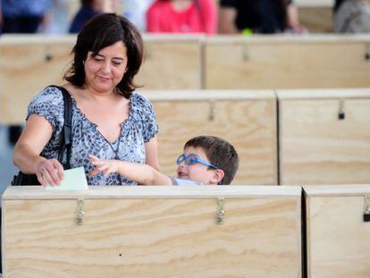 Uma mulher e seu filho em um colégio eleitoral em Santiago.