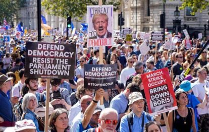 Manifestação contra o fechamento do Parlamento britânico neste sábado em Londres.
