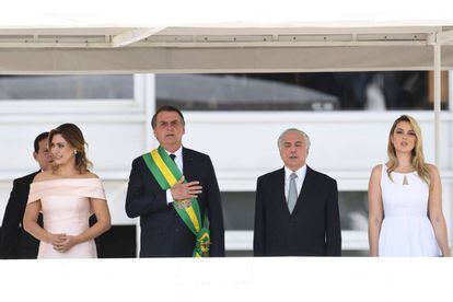 O presidente Jair Bolsonaro, entre a primeira-dama, Michelle, o ex-presidente Michel Temer (à dir.) e a ex-primeira-dama Marcela, durante a cerimônia de posse em Brasília