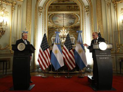 Rex Tillerson (esq.) e Jorge Faurie em coletiva de imprensa em Buenos Aires.