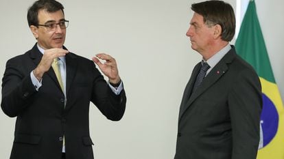 O ministro Carlos Franco França e o presidente Jair Bolsonaro em 5 de abril, no Palácio do Planalto.