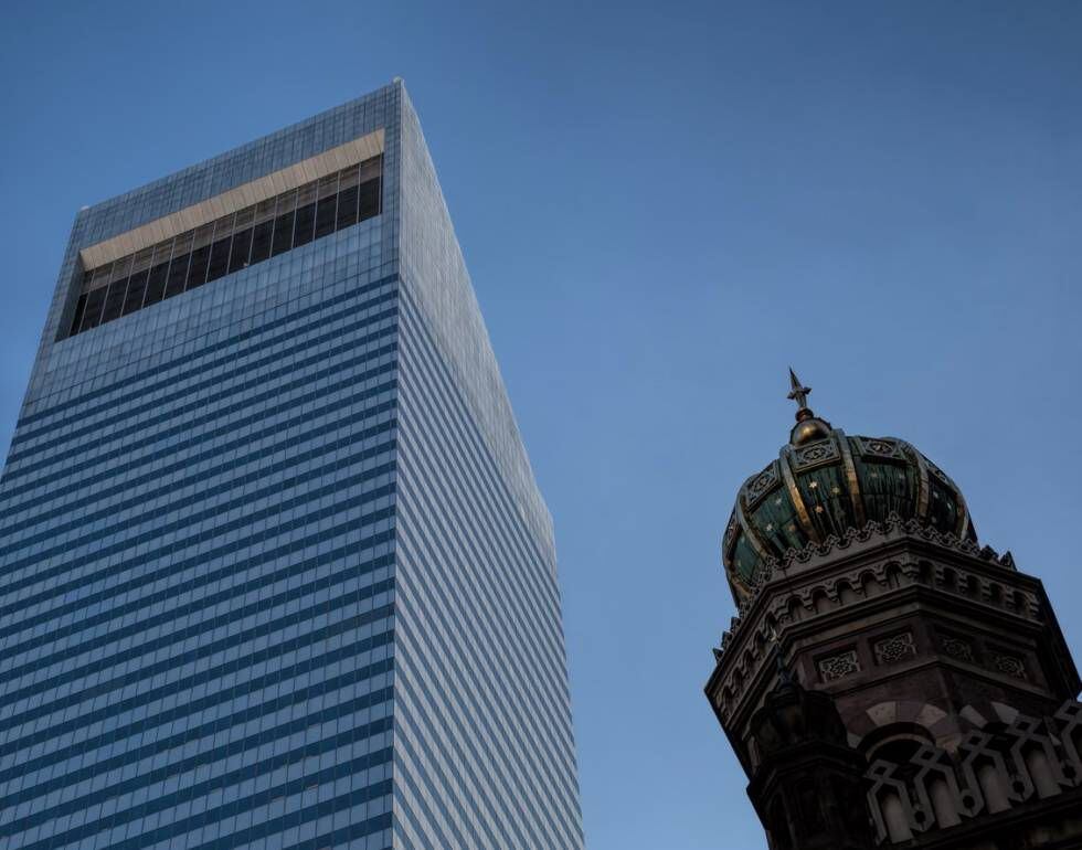 Parte superior do arranha-céu do Citigroup, vista junto com a sinagoga principal de Nova York.