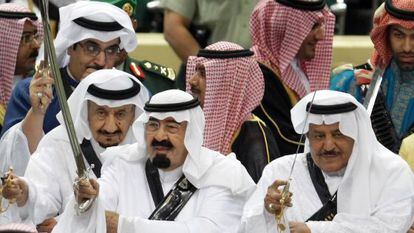 O rei Abdullah, à esquerda, e seu irmão Nayef, seguram suas espadas em uma festa tradicional em 2010.