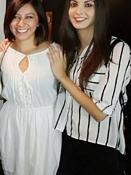 Nathaly Salazar Ayala, à esquerda, com uma amiga.