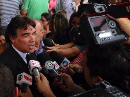 O senador Lobão Filho, dá entrevista em frente ao presídio de Pedrinhas.