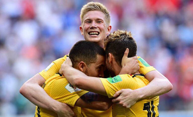 De Bruyne, Mertens e Hazard comemoram o segundo gol belga.