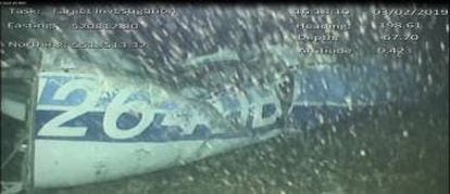 Os restos do avião em qual viajavam Emiliano Sala e o piloto.