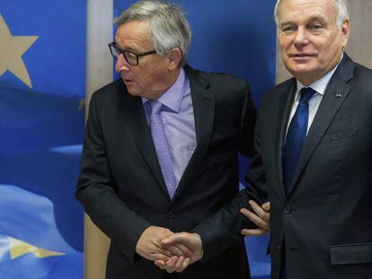 O ministro francês de Relações Exteriores, Jean-Marc Ayrault (à dir.), é recebido pelo presidente da Comissão Europeia, Jean-Claude Juncker, em Bruxelas.