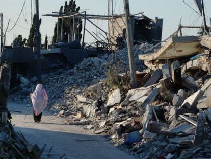 Uma palestina caminha entre os escombros em Beit Hanun, em 12 de agosto.