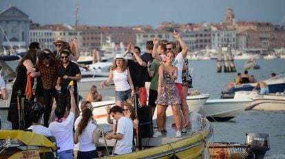 Turistas dançam em um barco, em Veneza, no dia 14 de julho de 2018.