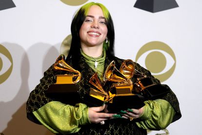 A cantora Billie Eilish posa com seus quatro prêmios do Grammy 2020.