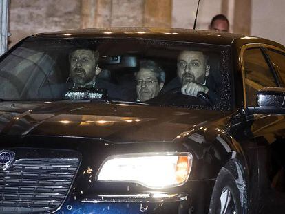 O primeiro-ministro italiano, Paolo Gentiloni (centro), abandona de carro o Palácio do Quirinal.