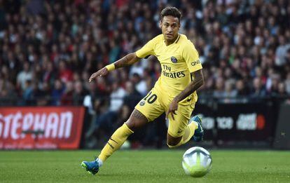 Neymar controla a bola