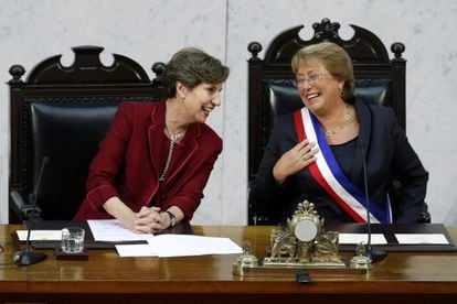 Isabel Allende e Michelle Bachelet, sorridente com a faixa presidencial.