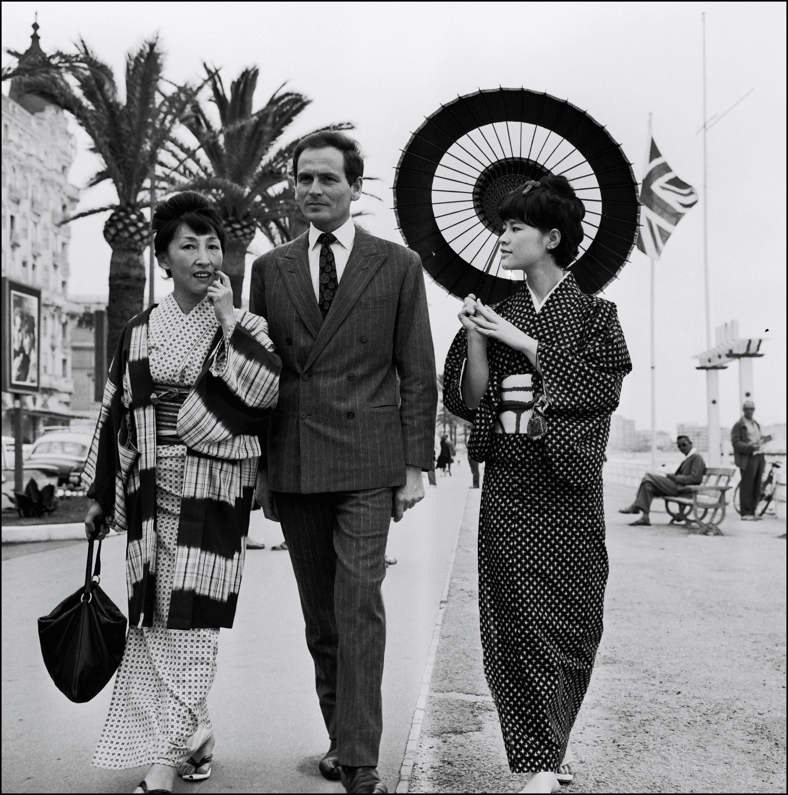 Pierre Cardin posa com duas japonesas no Festival de Cinema de Cannes em 1961.