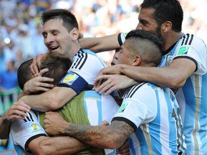 Messi e seus colegas celebram um gol contra o Irã.