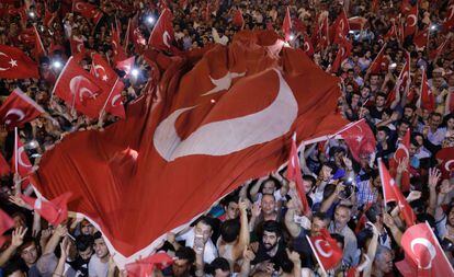 Manifestantes na preça Taksim, em Istambul.