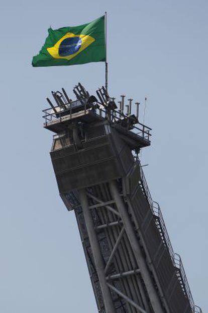 Bandeira do Brasil em plataforma da Petrobras.