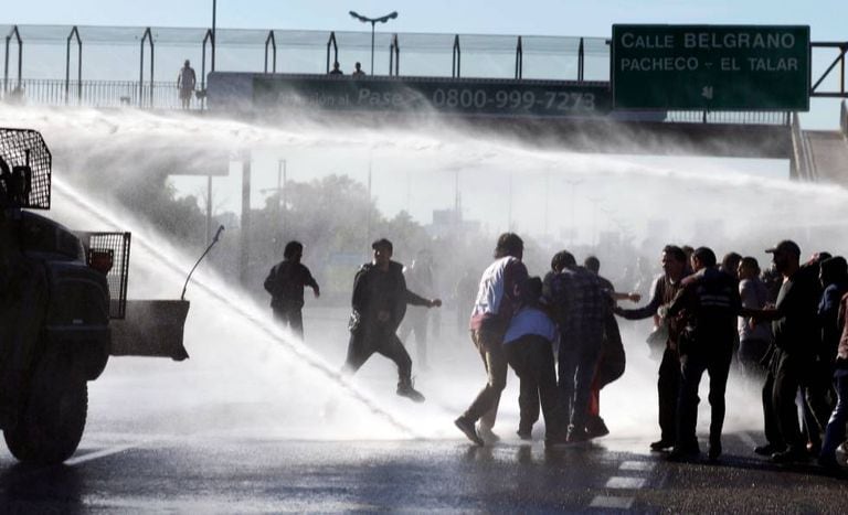 Manifestantes enfrentam a polícia em Buenos Aires.